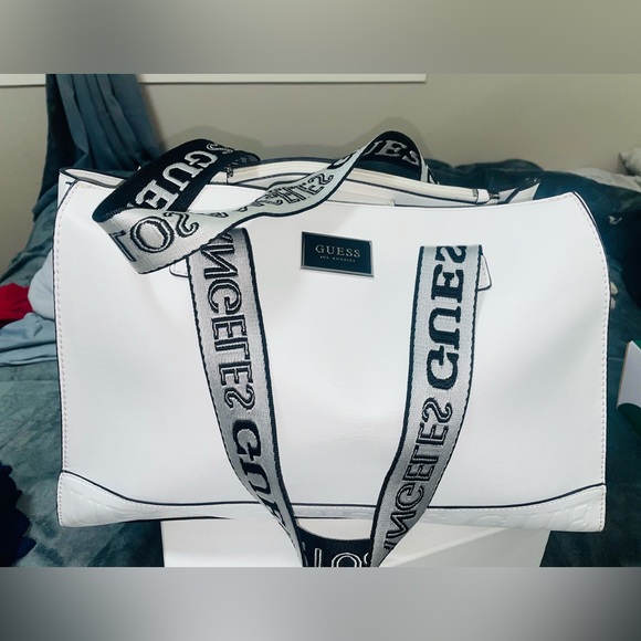 Guess bag - Picture 1 of 3